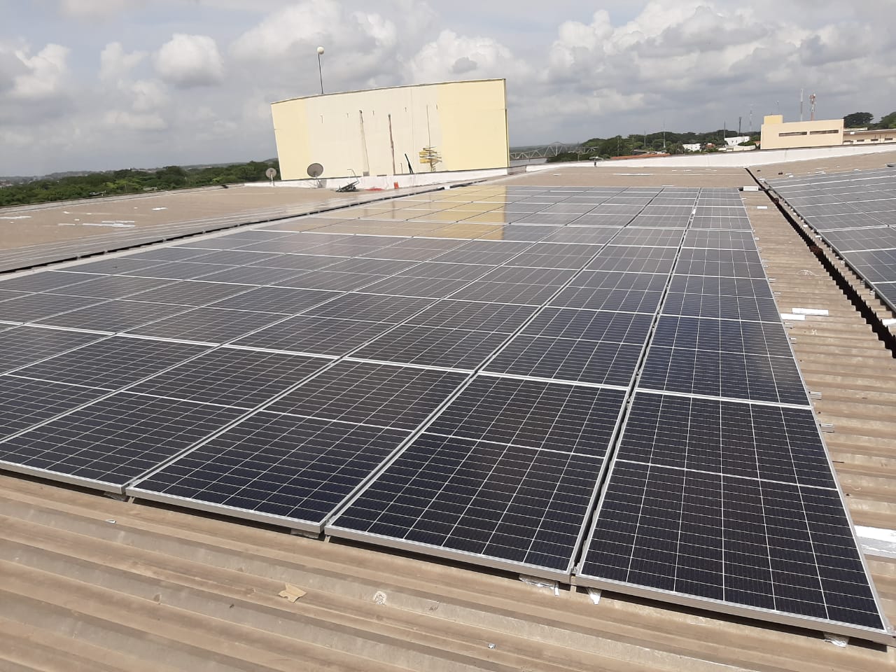 Prefeitura inaugura instalação de placas de energia fotovoltaica no Shopping da Cidade